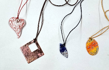 Smaltované prívesky 2025